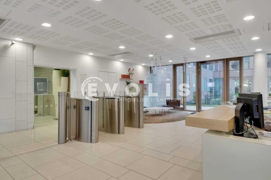 Bureau dans Montévrain à louer - Hall d’entrée – Image 1 sur 2