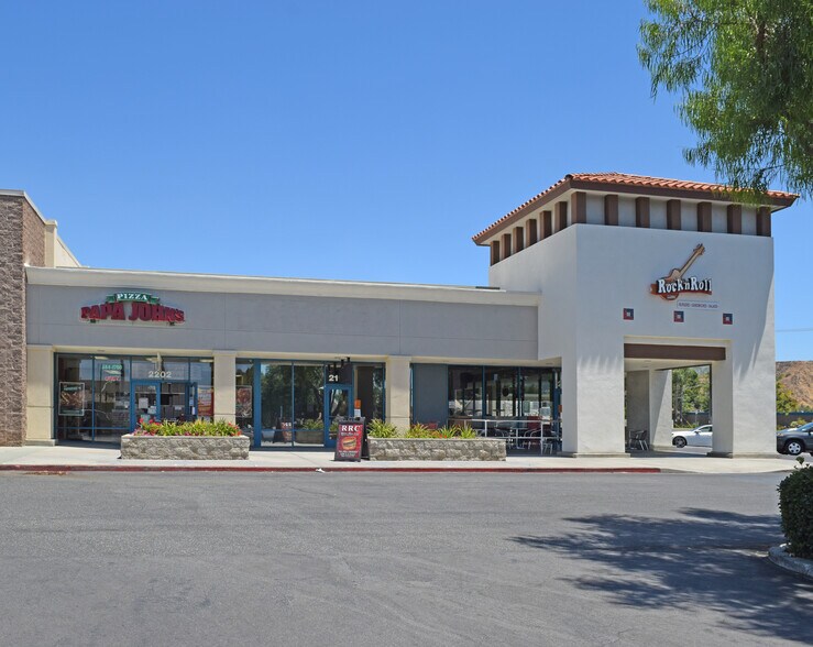 2196-2360 Tapo St, Simi Valley, CA à louer - Photo de l’immeuble – Image 3 sur 17