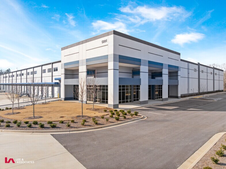5001 N Commerce Dr, College Park, GA à louer - Photo de l’immeuble – Image 2 sur 17