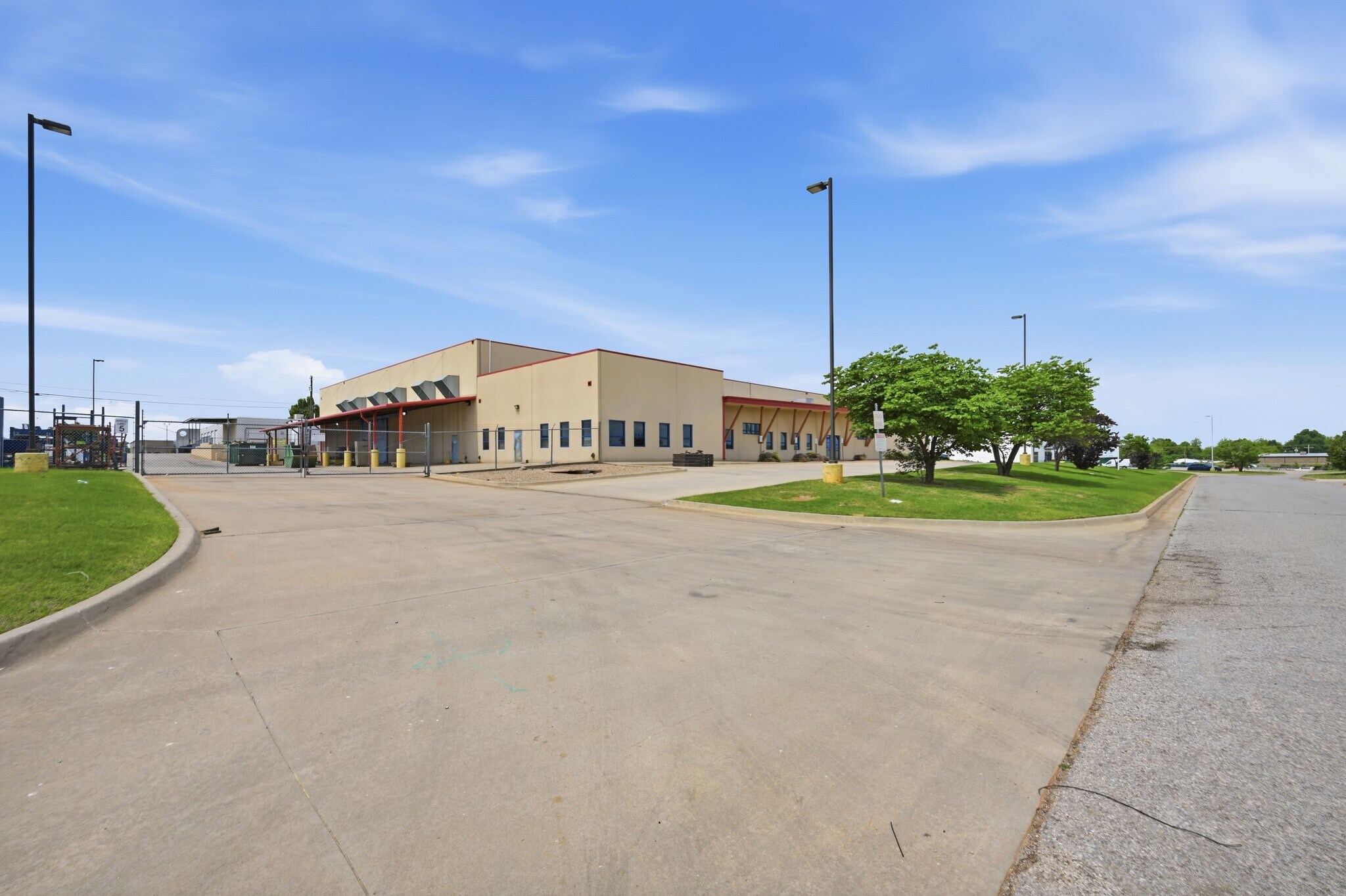 3225 Melcat Dr, Oklahoma City, OK à vendre Photo de l’immeuble– Image 1 sur 13