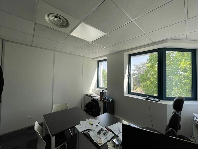 Bureau dans Saint-Genis-Laval à vendre - Photo de l’immeuble – Image 3 sur 12