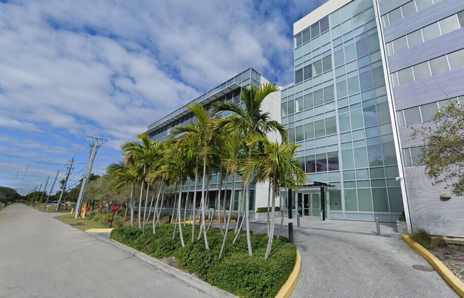 21550 Biscayne Blvd, Aventura, FL à louer - Photo de l’immeuble – Image 1 sur 9