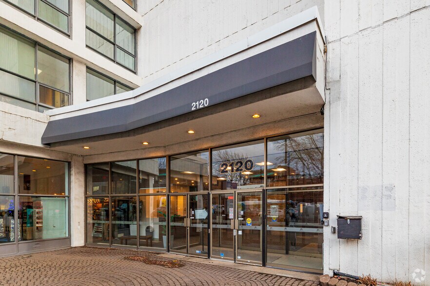 2120 Rue Sherbrooke E, Montréal, QC à louer - Photo de l’immeuble – Image 3 sur 4