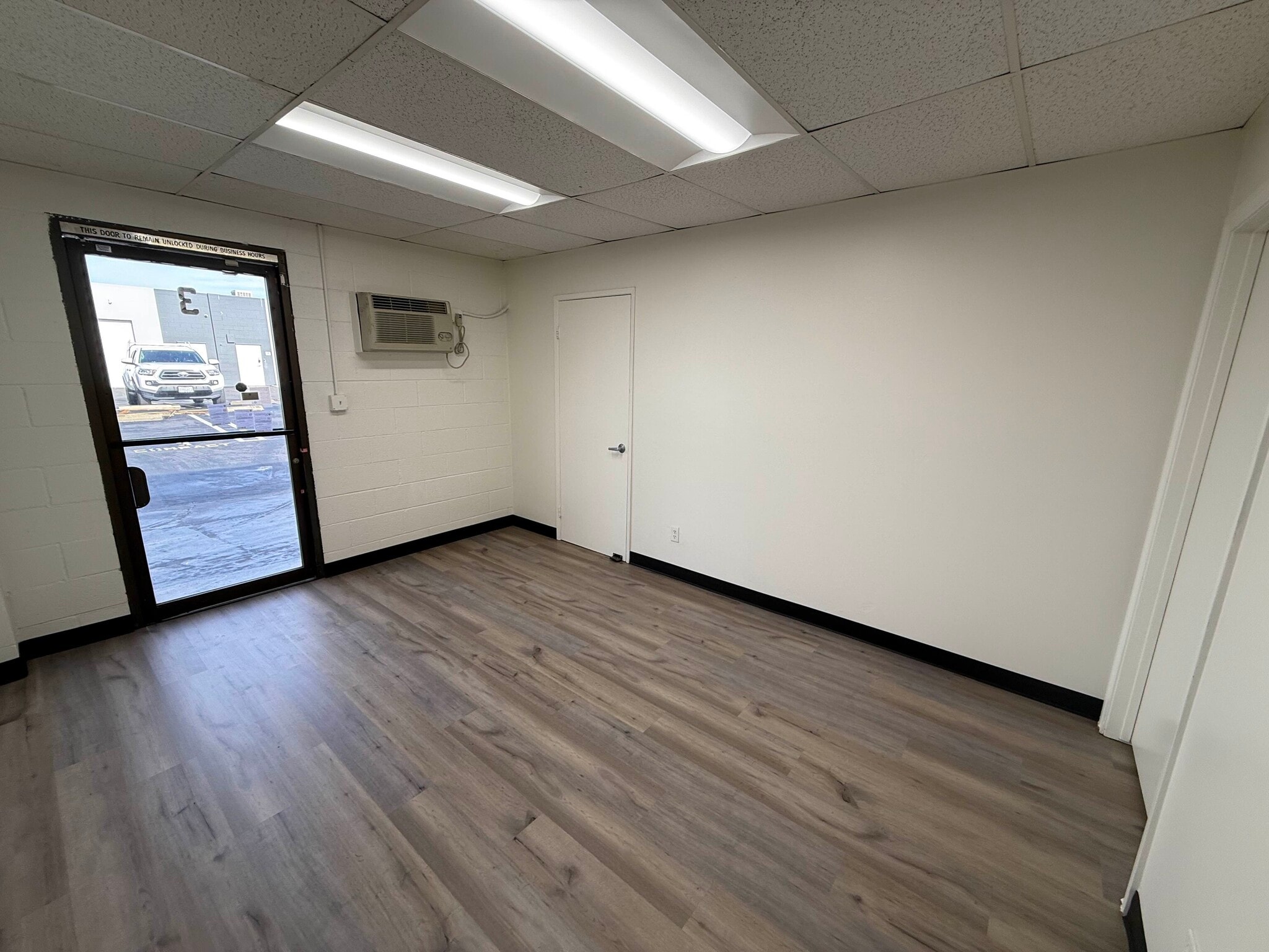 8030-8040 Remmet Ave, Canoga Park, CA à louer Photo intérieure– Image 1 sur 6