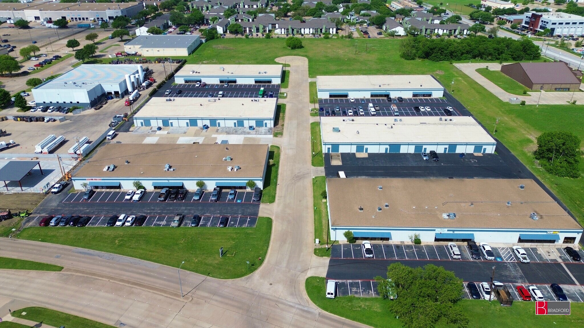 2601-2621 Aero Dr, Grand Prairie, TX à louer Photo de l’immeuble– Image 1 sur 10