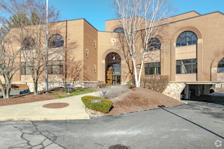 1077 Bridgeport Ave, Shelton, CT à louer - Photo de l’immeuble – Image 1 sur 15