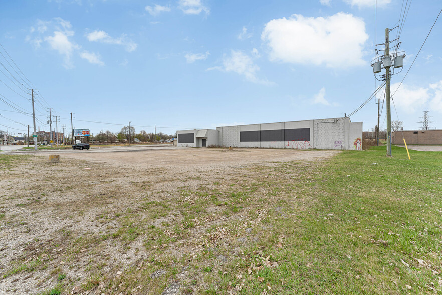 675 Tecumseh Rd W, Windsor, ON à vendre - Photo de l’immeuble – Image 3 sur 22