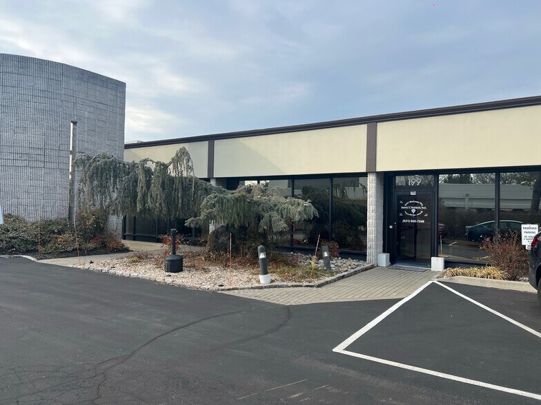 185-205 Froehlich Farm Blvd, Woodbury, NY à louer - Photo de l’immeuble – Image 1 sur 25