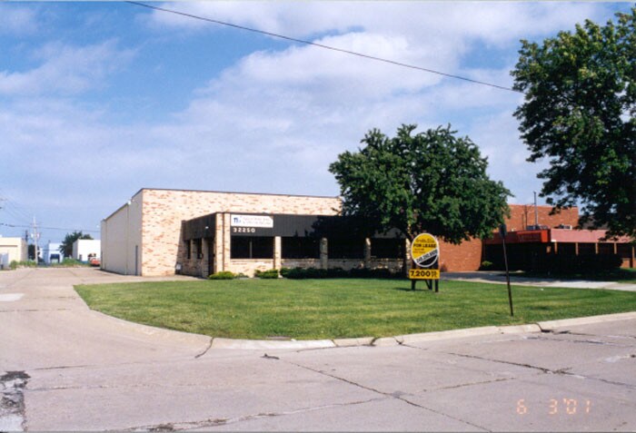 32250 Howard Ave, Madison Heights, MI à louer - Photo de l’immeuble – Image 2 sur 5