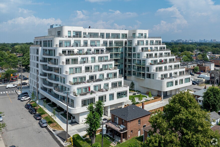 689 The Queensway, Toronto, ON à louer - Photo de l’immeuble – Image 2 sur 3