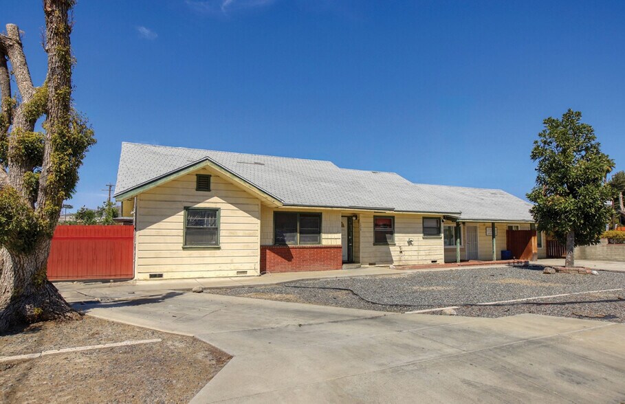 1220 E Campus Way, Hemet, CA à vendre - Photo de l’immeuble – Image 2 sur 6