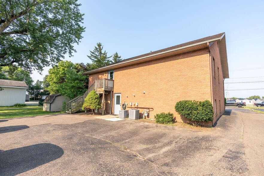 4268 Erie Ave SW, Navarre, OH à vendre - Photo de l’immeuble – Image 2 sur 33