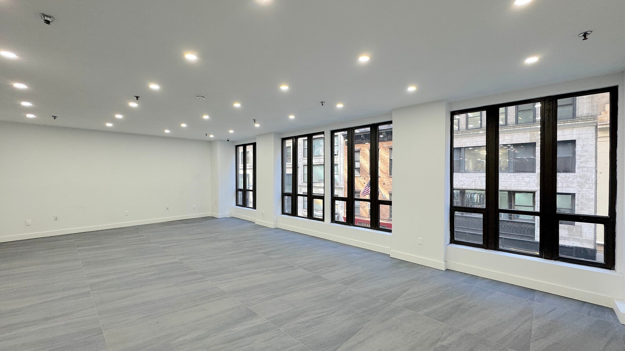 221-223 W 37th St, New York, NY à louer Photo de l’immeuble– Image 1 sur 9
