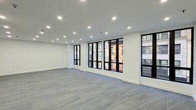 221-223 W 37th St, New York, NY à louer Photo de l’immeuble– Image 1 sur 9
