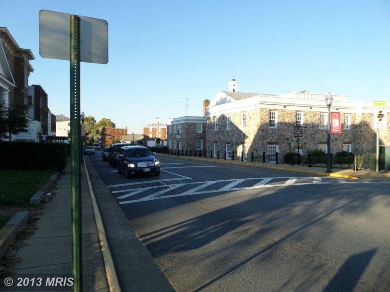 27 S Royal Ave, Front Royal, VA à louer - Photo de l’immeuble – Image 3 sur 52