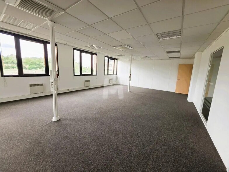 Bureau dans Évry-Courcouronnes à louer - Photo de l’immeuble – Image 3 sur 12