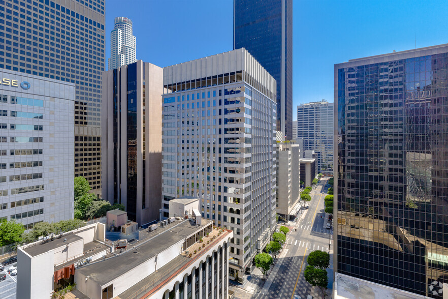 811 Wilshire Blvd, Los Angeles, CA à louer - Photo de l’immeuble – Image 2 sur 7