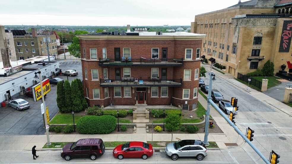 2335 W Wisconsin Ave, Milwaukee, WI à vendre - Photo de l’immeuble – Image 2 sur 16