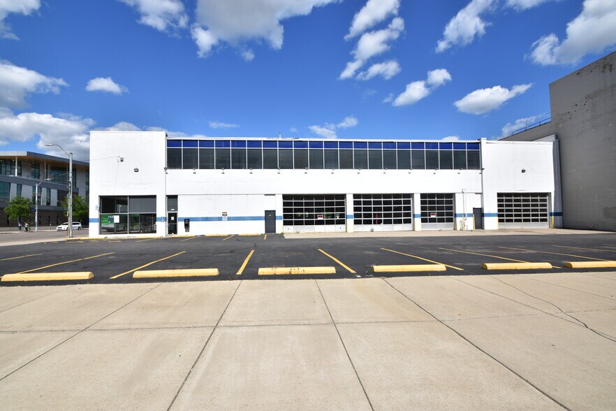 200 E 3rd St, Dayton, OH à louer - Photo de l’immeuble – Image 1 sur 3