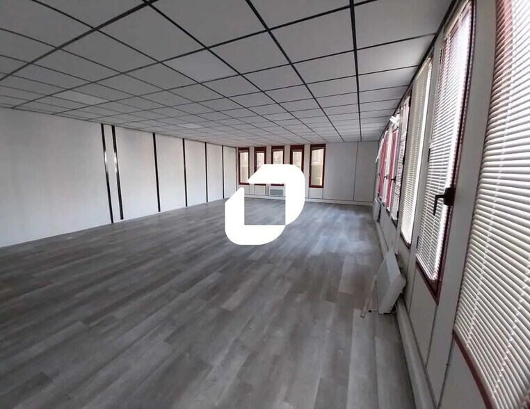 Local d'activités dans Les Ulis à vendre - Photo de l’immeuble – Image 2 sur 14