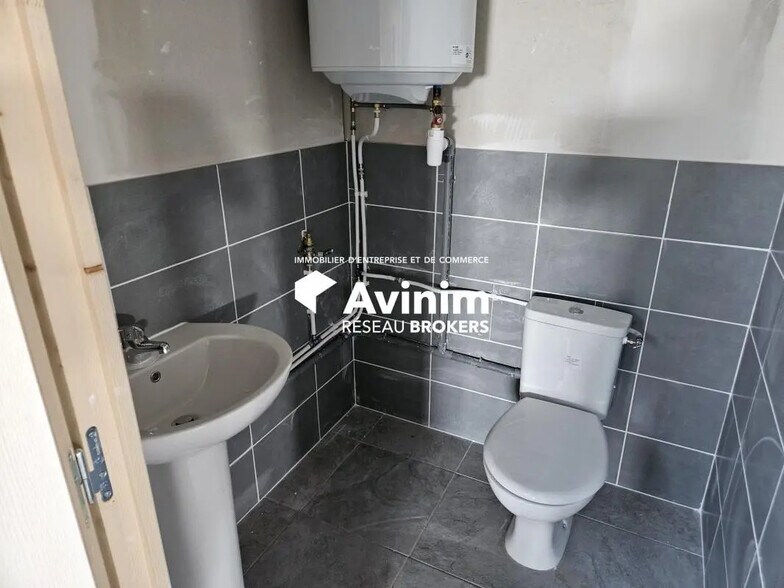 Industriel/Logistique dans Saint-Just à louer - Photo de l’immeuble – Image 3 sur 5