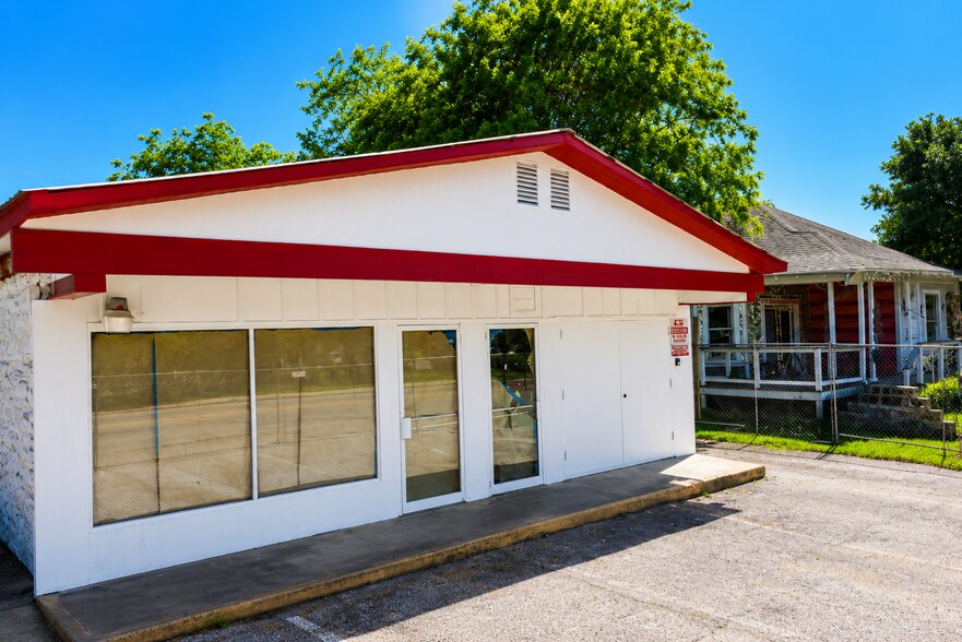 2113 E Cesar Chavez St, Austin, TX à louer - Photo de l’immeuble – Image 3 sur 12