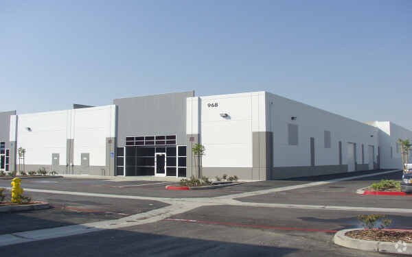 956 W 10th St, Azusa, CA à louer - Photo de l’immeuble – Image 3 sur 3