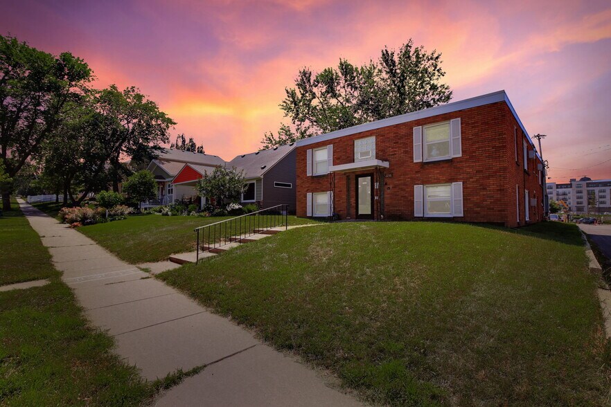 2236 Pinehurst Ave, Saint Paul, MN à vendre - Photo de l’immeuble – Image 1 sur 23