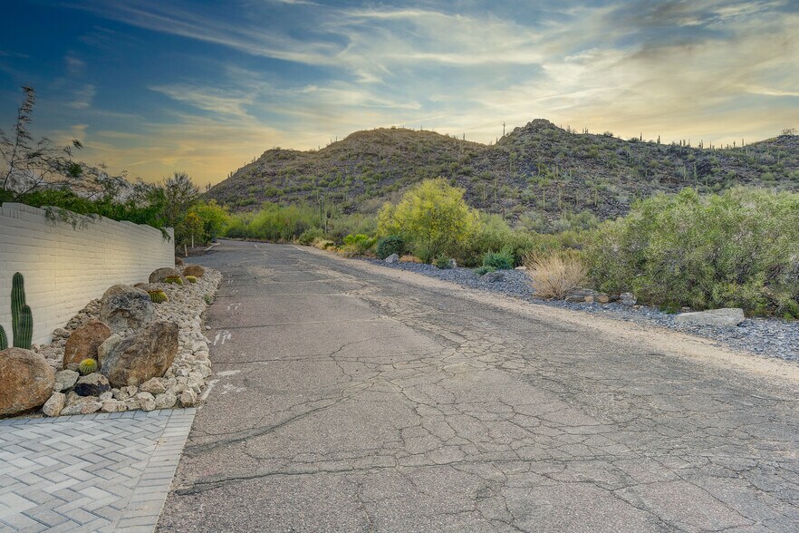 5801 E Surrey Dr, Cave Creek, AZ à vendre - Photo de l’immeuble – Image 2 sur 27