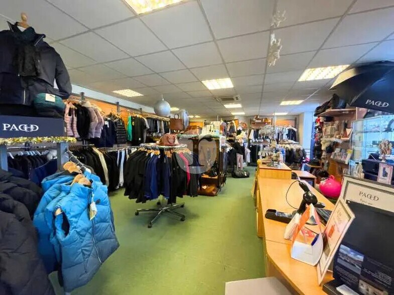 Local commercial dans Capinghem à louer - Photo principale – Image 1 sur 4