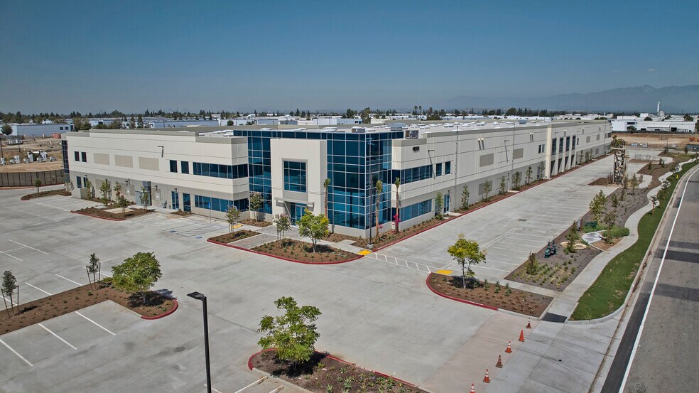 12551 Telegraph Rd, Santa Fe Springs, CA à louer - Photo de l’immeuble – Image 2 sur 24