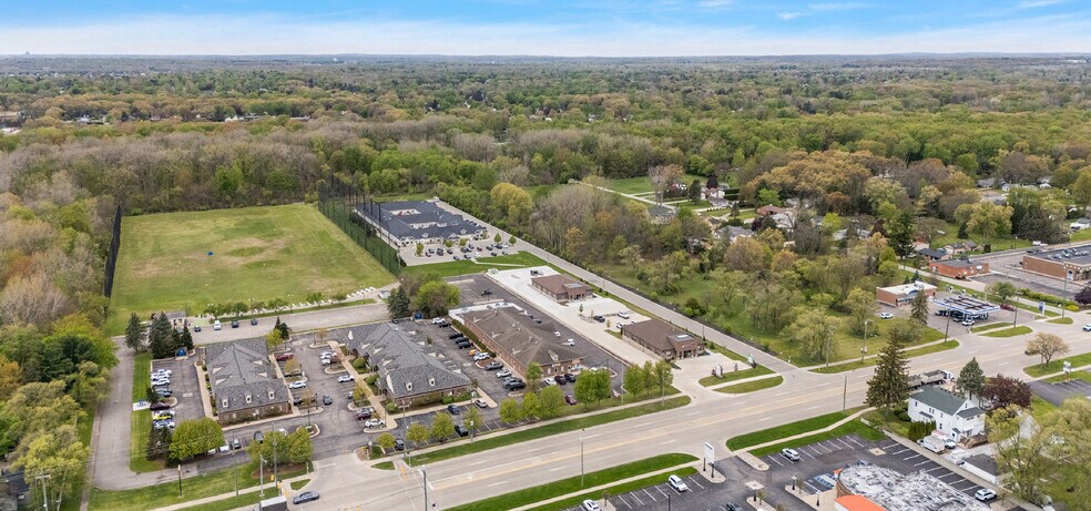 51847 Van Dyke Ave, Shelby Township, MI à louer - Photo de l’immeuble – Image 2 sur 3
