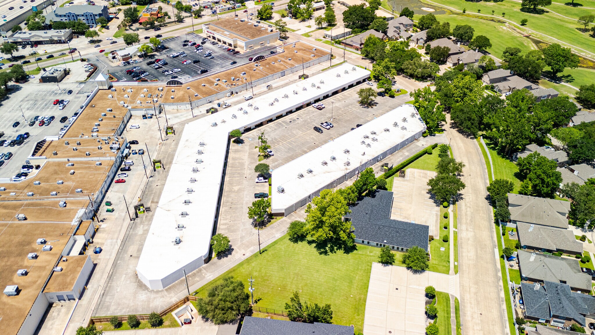 17449-17497 Village Green Dr, Houston, TX à louer Photo de l’immeuble– Image 1 sur 8