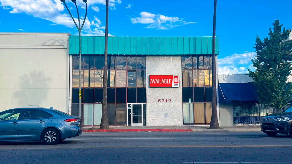 6742 Van Nuys Blvd, Van Nuys, CA à louer - Photo de l’immeuble – Image 3 sur 7