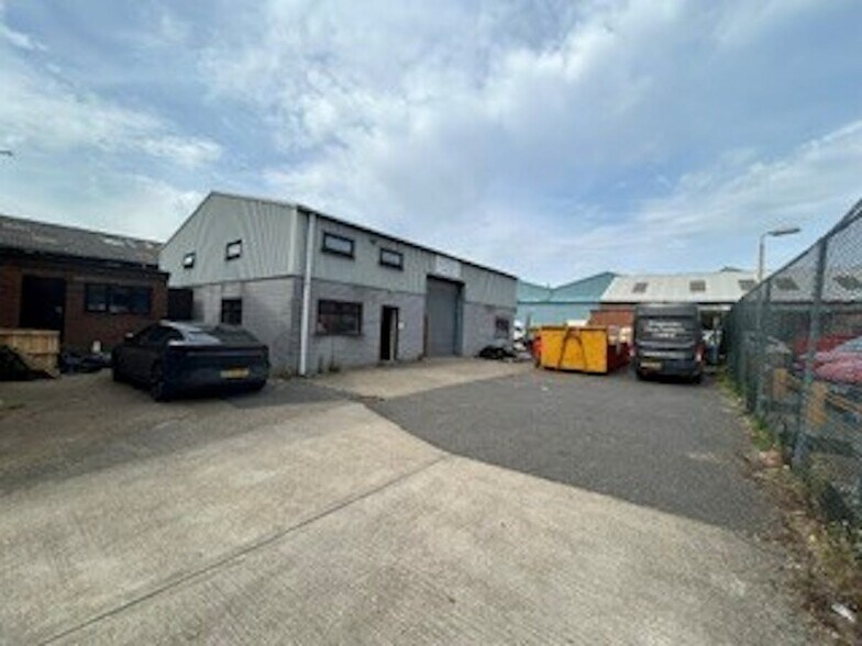 5 Glebeland Road Rd, Camberley à vendre - Photo de l’immeuble – Image 2 sur 2