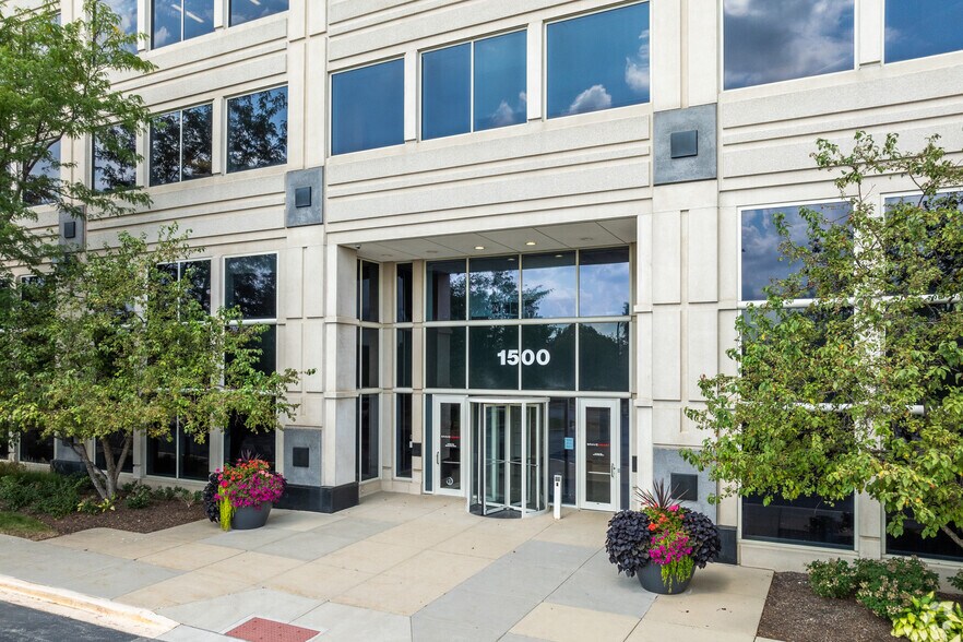 1500 McConnor Pky, Schaumburg, IL à louer - Photo de l’immeuble – Image 3 sur 13