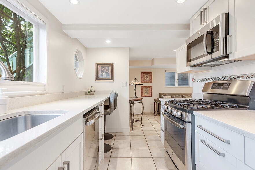 2814 3rd Av W, Vancouver, BC à vendre - Photo intérieure – Image 2 sur 46