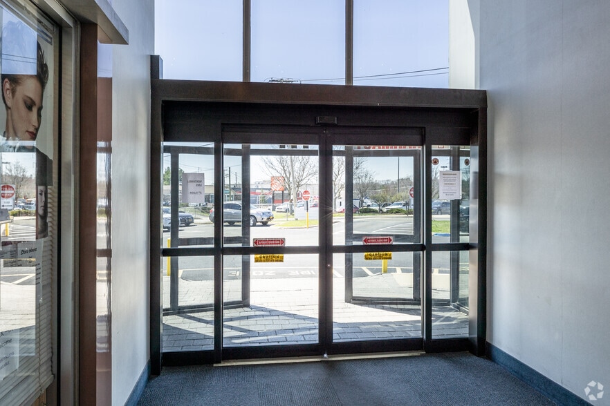 175 Jericho Tpke, Syosset, NY à louer - Hall d’entrée – Image 3 sur 11