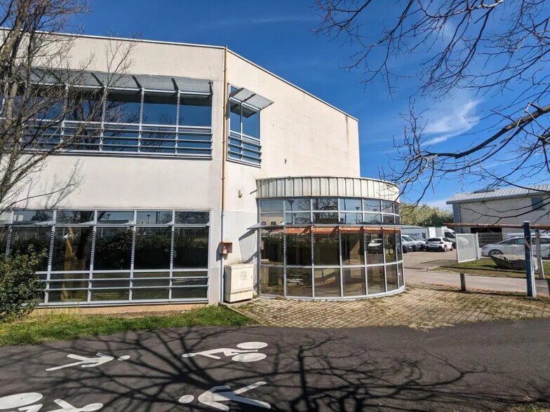 Local commercial dans Bron à vendre - Photo de l’immeuble – Image 1 sur 14