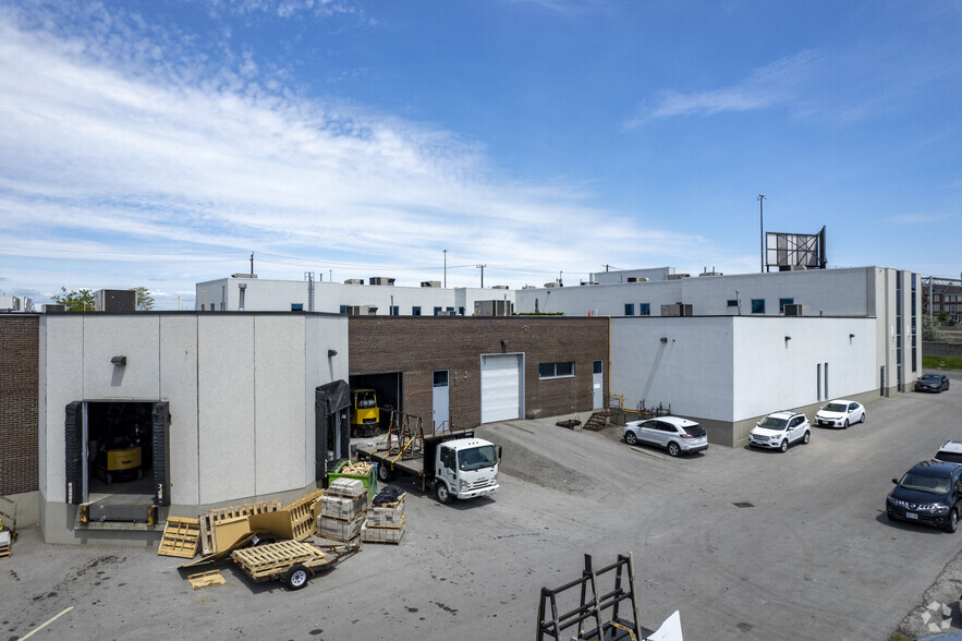 240 Bartor Rd, Toronto, ON à louer - Photo de l’immeuble – Image 3 sur 4