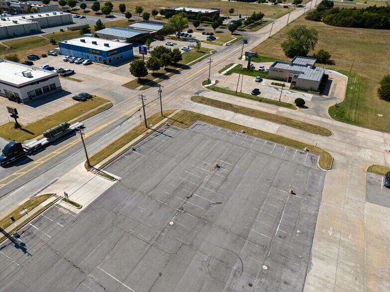 W 1175 West Vandament Ave, Yukon, OK à vendre - Photo principale – Image 1 sur 4