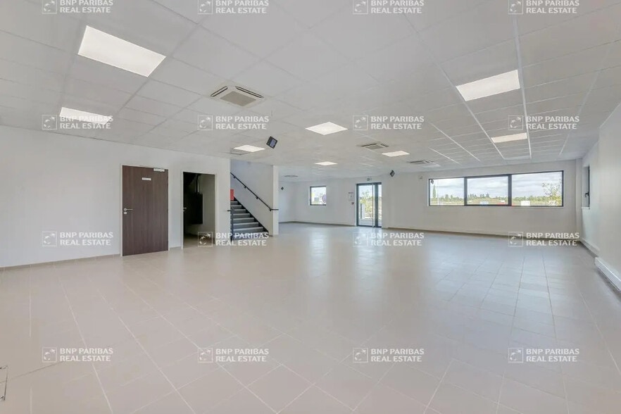 Local d’activités dans Le Thillay à louer - Photo de l’immeuble – Image 2 sur 4