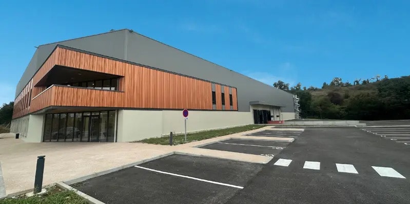 Local d’activités dans Saint-Laurent-de-Mure à louer - Photo de l’immeuble – Image 1 sur 15