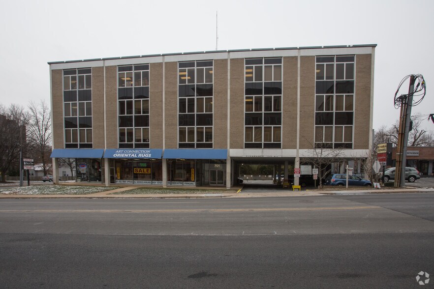 701 W Broad St, Falls Church, VA à louer - Photo principale – Image 1 sur 29
