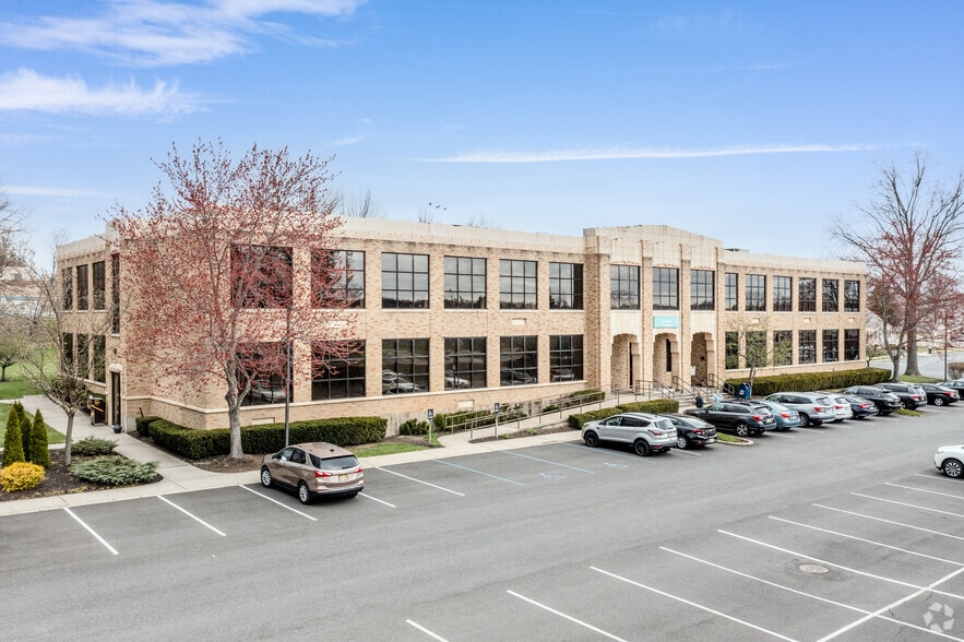 241 Forsgate Dr, Jamesburg, NJ à louer - Photo principale – Image 1 sur 19