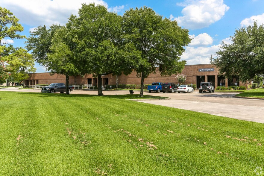 15403 Vantage Pky E, Houston, TX à louer - Photo de l’immeuble – Image 3 sur 11