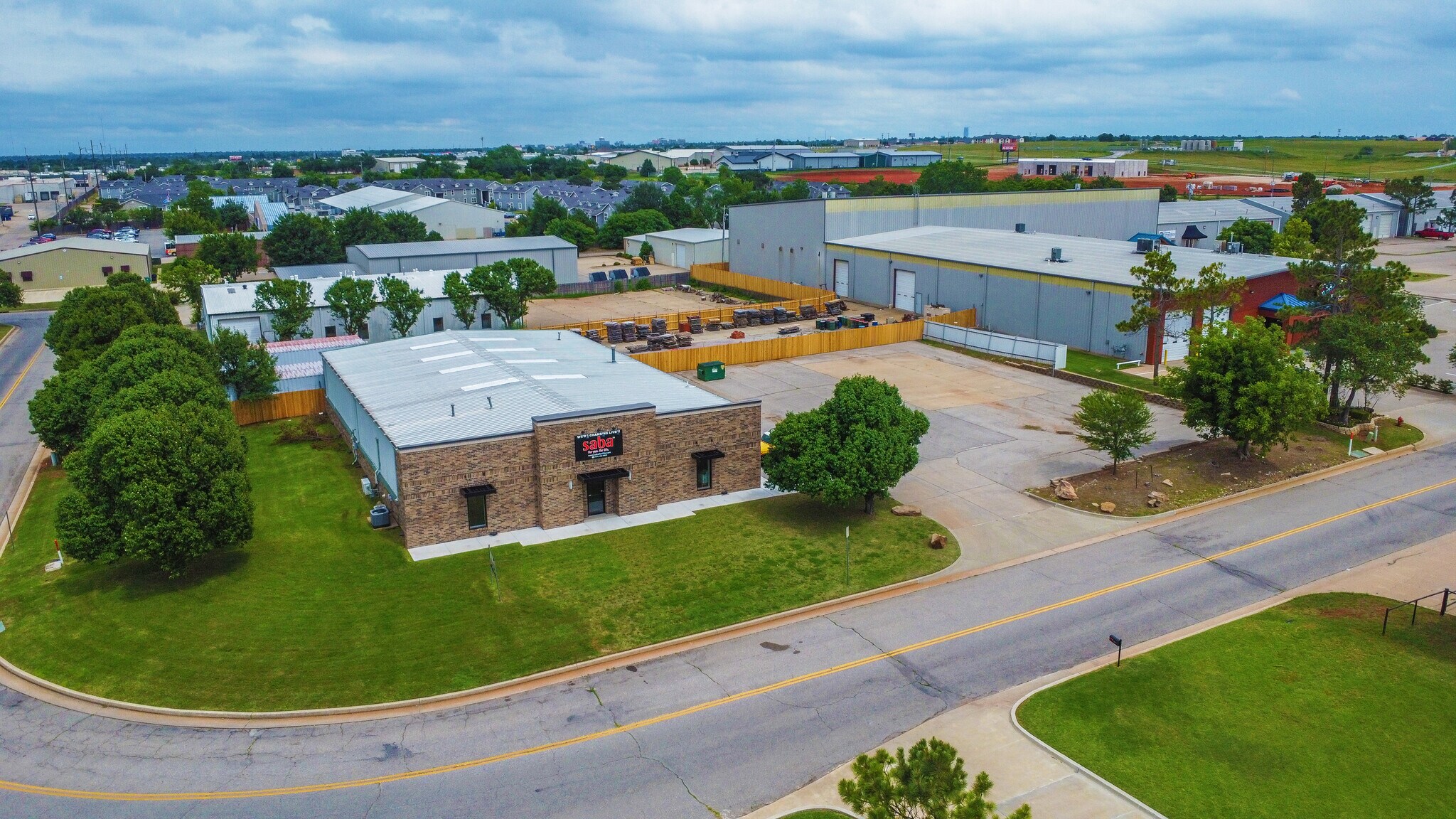 8200 Glade Ave, Oklahoma City, OK à louer Photo de l’immeuble– Image 1 sur 4