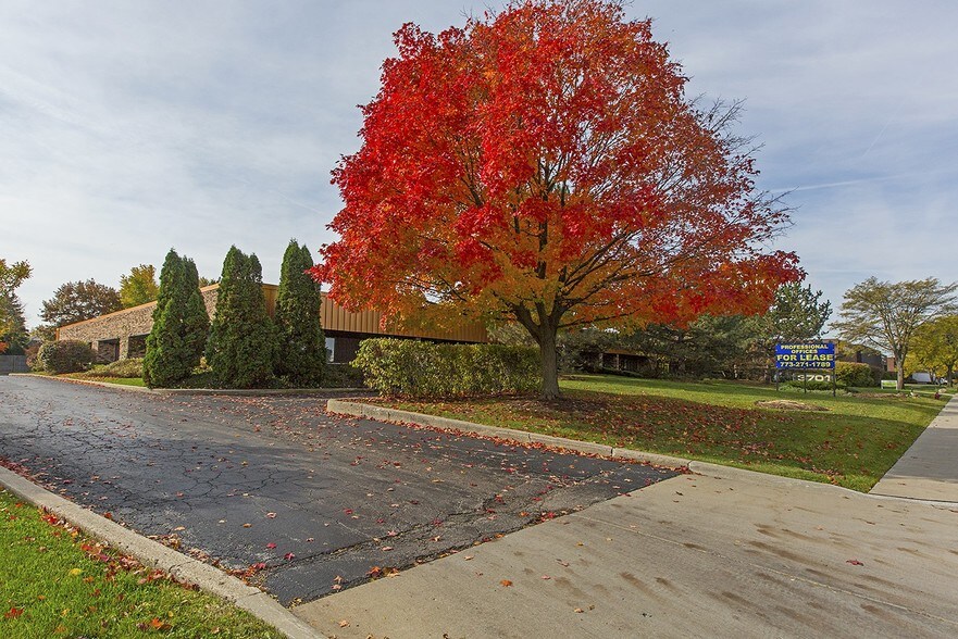 3701 Commercial Dr, Northbrook, IL à louer - Photo de l’immeuble – Image 2 sur 8