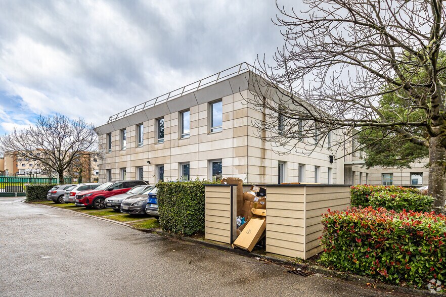 11 Rue Pascal, Bron à vendre - Photo principale – Image 1 sur 2