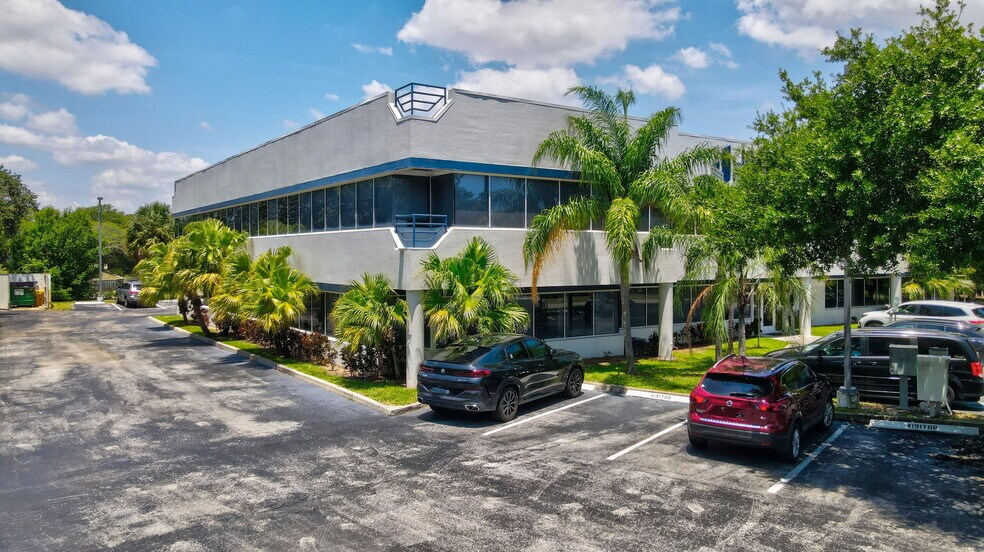 1720 E Tiffany Dr, West Palm Beach, FL à vendre - Photo de l’immeuble – Image 1 sur 38